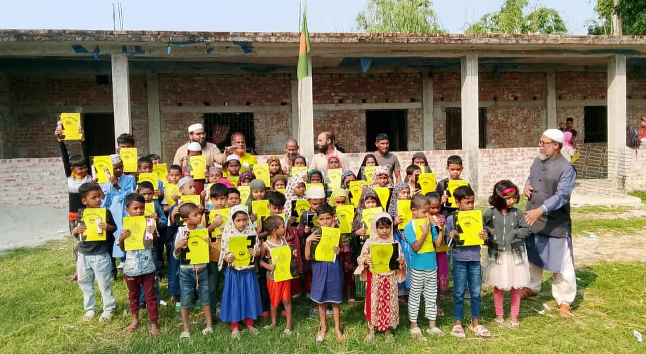 গ্রামের শিক্ষার্থীদের মাঝে বিনামূল্যে শিক্ষা উপকরণ বিতরণ